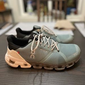 On Cloud Flyer Waterproof Women's 9.5